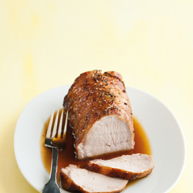 Vepřové na pivu a medu:

Suroviny:

300 ml	tmavého piva		
100 ml	medu		
250 g	třtinového cukru		
2 kg	vepřové pečínky vcelku, vykostěné		
sůl, pepř.

Postup:

Pivo, med a cukr dejte do hrnce a na
středním plameni svařte na sirup.
Troubu předehřejte na 200 °C. Maso ze
všech stran osolte a opepřete, dejte do
pekáčku a pečte dvacet minut. Pak teplotu
v troubě snižte na 160 °C, pečínku
potřete sirupovitou glazurou a pečte
dalších čtyřicet až pětačtyřicet minut.
V průběhu pečení potírejte výpekem.