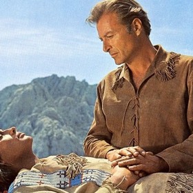 Zrádný sekretář však banditům, kteří připravují provokace vedoucí k ozbrojenému konfliktu a vyvlastnění indiánské půdy, prozradí obsah poselství, a ti se rozhodnou oba posly zlikvidovat. 