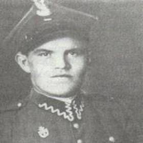 Wiejowski se oblékl do oblečení jednoho z nich, vyšel spolu s nimi a v nákladním vlaku se dostal z dosahu tábora.