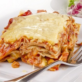 Zeleninové lasagne
Suroviny:
1 balení plátků lasagní
Zeleninová směs:
1 pórek-bílá část
300 g fazolek
6 rajčat
4 stroužky česneku
150 ml rajčatového pyré
olej
sůl
pepř
Sýrová omáčka:
30 g másla
50 g hladké mouky
500 ml mléka
100 g tvrdého sýru
bílý pepř
sůl
Postup:
Lasagne vaříme v horké vodě asi 5 minut. Zeleninu očistíme. Mrkev povaříme zhruba 5 minut v zeleninovém vývaru a vychladlou pokrájíme na plátky. Papriky nakrájíme na nudličky.
Z másla, mouky, mléka a soli připravíme bešamel. Rajčata smícháme s nasekanou bazalkou, česnekem a pepřem.
Do vymazané zapékací nádoby dáme rajčatovou směs, pak vrstvu paprik, cukety a mrkve. Navrch dáme lasagne. Tento postup opakujeme, dokud není miska plná. Končíme vrstvou lasagní, které potřeme rozpuštěným máslem. Zeleninové lasagne zalijeme bešamelem, zasypeme nastrouhaným sýrem a dáme zapéct asi na 30 minut do rozehřáté trouby.
Zapečené zeleninvé lasagne podáváme ihned. Můžeme přímo v mise, ve které jsme zapékali.