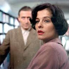 Manželem její oddané bývalé komorné Evy je nynější "uvědomělý" správce zámku, kterého přítomnost feudálky ve znárodněném sídle popuzuje.