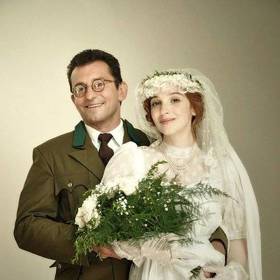 Její zmizení burcuje Jana v okamžiku vzájemné krize, kdy jejich bezdětné manželství je již téměř v troskách. Je konec války a domů se vracejí nejen lidé z vnitrozemí, ale i němečtí vojáci.