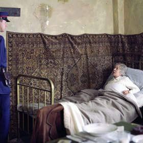 Protože má hraběnka ve svém městě zákaz pobytu, snaží se ji vystrnadit za podpory předsedy MNV Halamky. 