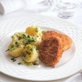 Řízečky z vepřové panenky

Suroviny:

1 kg vepřové panenky
sůl
2 vejce
200 g polohrubé mouky
300 g strouhanky
150 g strouhaného parmazánu
sádlo na smažení (cca 400 g)

Postup:

Maso očistěte a nakrájejte na 2 cm plátky. Lehce naklepejte rukou a dobře osolte. Obalte nejprve v polohrubé mouce, pak v rozšlehaných vejcích a nakonec ve strouhance, do které jste nastrouhali parmazán. Smažte pozvolna do zlatova.