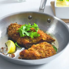 Řízek se šalvějí

Suroviny:

4 telecí řízky (každý cca 150 g)
mořská sůl a čerstvě mletý pepř
8 velkých lístků šalvěje
8 plátků prosciutta
hladká mouka na obalování
1 vejce, lehce prošlehané
380 g vařené quinoy 
rostlinný olej na smažení

Postup:

Telecí řízky osolte, opepřete, případně lehce naklepejte. Přimáčkněte lístek šalvěje na obě strany každého řízku a na něj položte a přimáčkněte plátek šunky. Řízky obalte v mouce, prošlehaném vejci a v quinoe. Přebytečnou quinou oklepněte.

V pánvi rozpalte olej a smažte na něm řízky z každé strany 3–4 minuty dozlatova. Podávejte s bramborovu kaší, rukolou a klínky citronu.