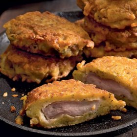 Řízky v bramboráku:

Suroviny:

600–800 g vepřové panenky
sůl a čerstvě mletý pepř
olej na smažení
směs salátových lístků na ozdobení (polníček, frisée, červená čekanka).

Na těstíčko:

500 g brambor, oloupaných a nastrouhaných najemno
100 ml horkého mléka
2 vejce
3–4 lžíce hladké mouky + na obalení masa
4–6 stroužků česneku, prolisovaných
1 lžička majoránky
lehký zeleninový salát k podávání.

Postup:

Maso nakrájené na medailonky lehce naklepejte klouby ruky. Osolte ho, případně nařízněte okraje.

Z nastrouhaných brambor slijte přebytečnou tekutinu a trochu je ještě vymačkejte. V míse je zalijte mlékem a promíchejte. Přidejte ostatní přísady na těsto a pomalu přisypávejte mouku, až vznikne hustší, ale stále tekuté těstíčko. Osolte ho a opepřete.

Maso obalte v hladké mouce a přebytečnou oklepněte. Maso položte do těstíčka, lžící opatrně navršte trochu na horní stranu a touto stranou řízek vložte do rozpáleného oleje. Nyní na horní stranu dejte další lžíci těstíčka, rozetřete a uhlaďte. Po každé straně opékejte aspoň 8 minut, aby bylo maso propečené. Nechte odsát přebytečný tuk na papírových utěrkách. Podávejte s lehkým salátem.