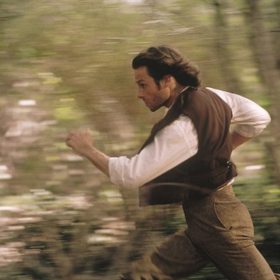  Avšak tentokrát se splaší koně a dojde k nehodě dostavníku. Tehdy si Alexander uvědomí, že celá situace je pro něj příliš složitá, a rozhodne se podniknout cestu do budoucnosti, kde podle něj snad již odpověď na tento problém dostane. 