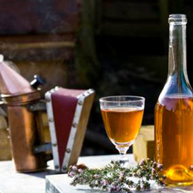 Medový roztok:

Med vlijeme do teplé vody, mícháme, až se rozpustí, a přivedeme k varu. Vaříme na mírném plameni přibližně hodinu, sbíráme vznikající pěnu a zároveň průběžně přidáváme vyvařenou vodu. Poté necháme vychladnout asi na 25 °C.

Dochucení  - do medového roztoku před kvašením přidejte různá koření a ozvláštněte svoji medovinu. Použijte skořicovou kůru, dodá krásnou vůni a medovinu vyčeří a zbaví zákalu, hřebíček, koriandr nebo badyán. Limetka nebo citron navodí medovině svěží nádech, postačí jeden plod pokrájený na kolečka na 10 litrů roztoku. Fantazii se meze nekladou.