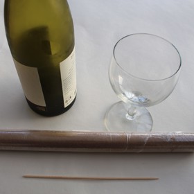 Druhá domácí past na octomilky funguje takto: Do skleničky nalijte víno, přes skleničku natáhněte potravinovou folii a špejlí do ní udělejte několik malých děr. Hmyz otvory vletí dovnitř, kde už zůstane.