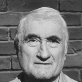 Vyučil se původně nástrojařem a po maturitě na strojní průmyslovce se čtyřikrát marně pokoušel dostat na studium herectví na DAMU. Začínal jako řadový statista v teplickém divadle.