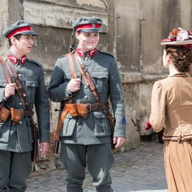 Série historických detektivek z počátků první republiky přináší dvanáct příběhů, které onu dobu před téměř sto lety popisují, jak ji nejspíš neznáme.