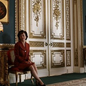 Kromě toho je Anglie stále ještě malou, zranitelnou protestantskou zemí, která nutně potřebuje silného spojence. Neboť katolíci, vedení Španělskem, čekají na první příležitost, aby se mohli zmocnit trůnu kacířské královny.