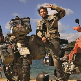 Vybavili se kamerami, foťáky, dronem a spoustou techniky na zálohování dat a vydali se napříč střední Amerikou na vlastních motorkách, aby poznali místní kulturu, dotkli se historie indiánských legend, zažili nečekané.