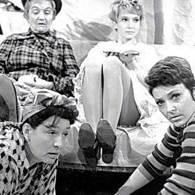 Začínala jakožto epizodní ochotnice po boku svého slavného otce. Po studiích na DAMU odstartovala její profesionální herecká dráha v pardubickém Východočeském divadle, kde působila celkem šest let. 