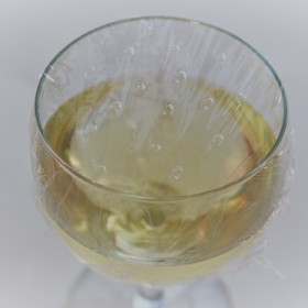 Děr nemusíte do potravinové folie dělat mnoho.