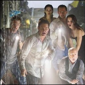 V pravé poledne, bez jakéhokoliv varování, se před lodí vztyčí desítky metrů vysoká obří vlna – jedna z těch, které jako zákeřné monstrum děsí kapitány a těžko se vědecky vysvětlují.