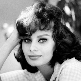 Manželkou jejího mladšího syna je herečka Sasha Alexander, která je známá ze seriálu NCIS.