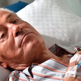 Na scéně Národního divadla se však objevoval již v době studií v sezoně 1956–1957, kdy alternoval v roli Prvního asistenta v Čapkově Bílé nemoci v režii Františka Salzera a rovněž jako Druhý rekrut v Maryše (režie Zdeněk Štěpánek) a jako Páže ve Svaté Janě (režie Jaromír Pleskot).