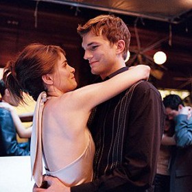 Oliver by záhadnou a bystrou dívku rád blíže poznal, Emily však bere sex s cizím klukem jako nezávazné dobrodružství, a tak se po příletu do New Yorku jejich cesty rozcházejí.