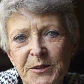 Od roku 1972 až do roku 2000 byla členkou souboru Divadla na Vinohradech.