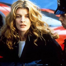 Majitel letecké společnosti Tom Mullen je schopný a bohatý podnikatel, stejně úspěšný je i v soukromém životě. K dokonalému štěstí mu téměř nic nechybí.