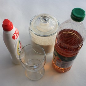 Třetí domácí past na octomilky je jednoduchá. Do skleničky nalijte ocet, nasypte cukr a přidejte trochu jaru. Mušky se nachytají na vůni octa a cukru, jar je poté spolehlivě zabije.