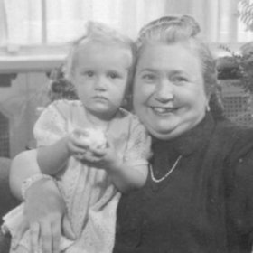 Marie Holubová se narodila se jako nemanželské dítě Rosalii Holubové, chudé vdově po čeledínu Augustinu Žitníkovi.