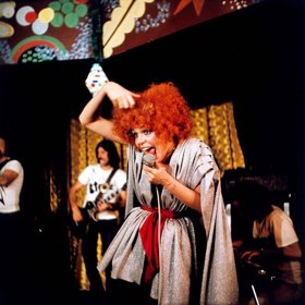 Dagmar Veškrnové propůjčila hlas zpěvačka Jana Robbová.