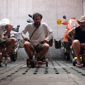 Tři Vandráci (Pavel Liška, Honza Révai a Hynek Bernard) si usmysleli, že se vydají za dobrodružstvím na vlastní pěst, aniž by věděli, co je čeká.