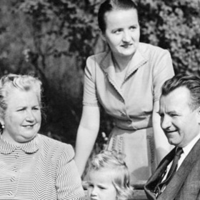 Svého manžela poprvé potkala v roce 1919 a již o rok později mu porodila dceru Martu (1920–1998), o niž se musela starat sama, protože Gottwald po svatbě netoužil, i když otcovství přiznal. Žít spolu začali až v roce 1924, vzali se 21. března 1928.