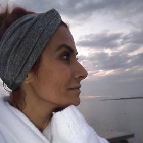 Jejím manželem je od roku 2009 publicista René Decastelo, s nímž má dvě děti — Michaela a Zuzanu.