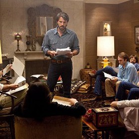 Šestici se ovšem podaří uniknout a najít úkryt v rezidenci kanadského velvyslance v Teheránu. Situace je napjatá a americká vláda hledá způsob, jak zmíněnou šestici dostat ze země.