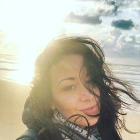 Agáta vypadá odpočinutěji a svěžeji než před pár měsíci. Nově nabytá svoboda jí svědčí.