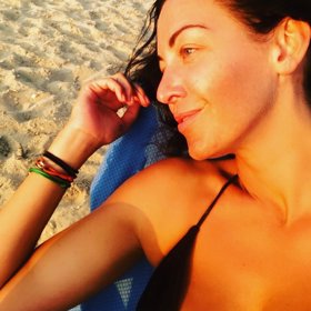 Agáta často navštěvuje svou matku v Izraeli, kde tráví čas u moře. Líčení je tak zbytečnou přítěží.