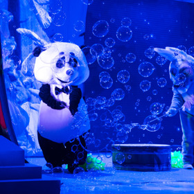 Pojednává o příhodách nezbedného děvčátka jménem Máša a medvěda Míši, bývalého cirkusového artisty. 