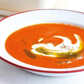 Rajčatová polévka:

Ingredience:

2 velká rajčata Albert, nakrájená na větší kusy 

1 kapie, pokrájená a vypeckovaná

¼ střední červené cibule

½–1 stroužek česneku

5 velkých lístků bazalky

3 snítky oregana (pouze lístky)

½ čajové lžičky fenyklových semínek

½ čajové lžičky soli

2 polévkové lžíce extra panenského olivového oleje.

Postup: 

Všechny ingredience rozmixujte dohladka v kuchyňském robotu. Před servírováním polévku dozdobte lístky oregana či bazalky.