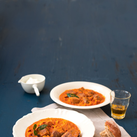 Krůtí segedínský guláš

Suroviny:

1 kg	krůtího masa		
3	lžíce hladké mouky		
4	lžíce rostlinného oleje		
1	cibule		
3	lžíce sladké papriky		
1	lžička kmínu		
200 ml	vývaru		
1	lžíce rajčatového pyré		
400 g	kysaného zelí		
1	kelímek zakysané smetany		
sůl		
pepř		
špetka cukru		
bobkový list

Postup:

 Maso nakrájím na dvoucentimetrové kostky. Na mělký talíř nasypu mouku a kostky masa v ní stejnoměrně obalím, přebytečnou mouky oklepu.

V kastrolu hodně rozehřeju olej, kousky masa na něm ze všech stran postupně osmahnu a vyndám děrovanou naběračkou. Část oleje z kastrolu sliju.

Do kastrolu vsypu cibulku a za stálého míchání ji nechám dozlatova osmahnout. Pak ji posypu paprikou a kmínem, krátce promíchám a stáhnu z ohně, aby paprika nezhořkla. Do kastrolu vrátím maso, vmíchám rajčatové pyré, lehce podliju vývarem, osolím, opepřím, přidám bobkový list. Kastrol vrátím na střední plamen, přivedu k varu, přiklopím a dusím 15 minut.

Přidám scezené a pokrájené zelí, promíchám, přikryju a dusím ještě asi 15–20 minut, až je maso úplně křehké. Nakonec přidám smetanu a nechám malou chvíli povařit. Guláš dochutím solí, pepřem a špetkou soli.