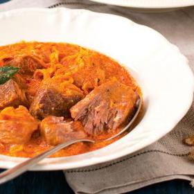 Segedínský guláš se vždy vaří z kysaného zelí a vepřového masa.