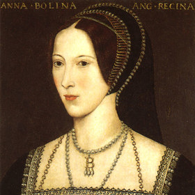 Královna Anna Boleynová tu byla popravena za cizoložství, incest a čarodějnictví. Pravdou je jen to, že nedala králi syna. Byla druhou manželkou Jindřicha VIII.