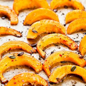 Dýňové hranolky:

Suroviny:

•	1 středně velká dýně Hokaido 
•	olivový olej sůl, pepř, drcený kmín 
•	bylinky (oregano, tymián, rozmarýn).

Postup:

Omytou a vydlabanou dýni i se slupkou nakrájíme na menší půlměsíčky (velikostně odpovídající hranolkům). Hranolky dáme na plech vyložený pečicím papírem, zakápneme olivovým olejem, okořeníme a přidáme bylinky dle chuti a pečeme v troubě vyhřáté na 180 °C cca 30–40 minut. Upečené hranolky lze podle chuti potřít drceným česnekem se solí. Dýňové hranolky mohou být vhodnou přílohou k pečenému masu či rybě nebo pochutinou podávanou s jogurtovým dipem.