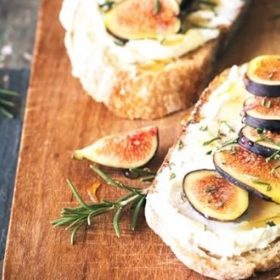Fíkové tousty:

Ingredience:

4 plátky křupavého francouzského chleba

115 g kozího sýra

4–5 velkých fíků

1–2 čajové lžičky jemně nakrájeného čerstvého rozmarýnu

med podle chuti.

Postup: 

Nakrájejte chléb na plátky a opečte ho dozlatova v toustovači nebo na pečicím papíře v troubě. Na křupavé pečivo rozetřete kozí sýr, rozprostřete pokrájené fíky a posypte rozmarýnem. Takto připravený toust dochuťte medem.