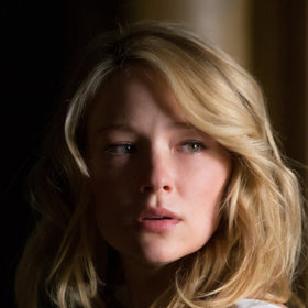 Režie snímku se ujal Tate Taylor a scénáře Erin Cressida Wilson. Film byl inspirován stejnojmennou knihou od Pauly Hawkins. Ve filmu hrají Emily Blunt, Rebecca Ferguson, Haley Bennett, Justin Theroux, Luke Evans, Allison Janney, Édgar Ramírez a Lisa Kudrow.