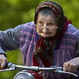 Letní komedie Zdeňka Trošky je úsměvnou komedií ze života současné jihočeské vesnice Babovřesky, která s nadhledem a komediální nadsázkou, tak trochu v duchu Slunce, seno, sleduje kupící se nedorozumění a souhry náhod, které pořádně zamotají hlavu jejím obyvatelům. 