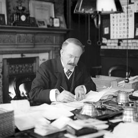 Thomas John Barnardo byl britský zakladatel dětských domovů. Díky němu se začal stát více věnovat ochraně dětí před zanedbáváním a zneužíváním.