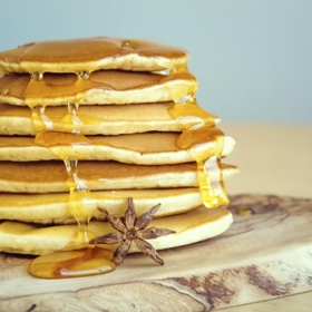 Bio palačinka s datlovým sirupe, recept

Suroviny:

150 g Bio celozrnné mouky
150 g hladké mouky
1 Bio vejce
200 ml Bio mléka
Bio datlový sirup na polití
Bio kokosový olej na smažení

Postup:

Všechny suroviny důkladně promícháme metličkou. Vznikne nám řídké palačinkové těsto, které necháme pár minut odpočinout.

Na oleji osmažíme z obou stran. Servírujeme ještě teplé přelité datlovým sirupem.