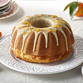 Bábovka s příchutí agáve, recept

Suroviny:

250 ml sirupu z agáve El Tequito
5 vajec “M“
50 ml vlažné vody
200 ml rostlinného oleje Promienna
350 g polohrubé mouky Castello
12 g kypřicího prášku do pečiva Castello
200 g bílé čokolády Fin Carré
50 ml čerstvé smetany ke šlehání Pilos (33 % tuku)
2 pomeranče (šťáva + kůra)
hrubá mouka Castello na vysypání

Postup:

Z bílků vyšleháme sníh. Žloutky vyšleháme se 100 ml sirupu z agáve, postupně přilĳeme vlažnou vodu, olej a šleháme dále. Přisypeme mouku s kypřicím práškem a nakonec sníh. Vzniklé těsto přelĳeme do vymazané a hrubou moukou vysypané formy. Pečeme v troubě předehřáté na 150 °C asi 1 hodinu. Po upečení necháme bábovku vychladnout a vyklopíme.

Z rozpuštěné bílé čokolády a horké smetany připravíme polevu, necháme chvilku vychladnout a poté bábovku částečně polĳeme. Pomocí zesteru připravíme nudličky pomerančové kůry, jimiž bábovku ozdobíme.

Bábovku servírujeme s omáčkou, kterou připravíme svařením šťávy ze 2 pomerančů a 150 ml sirupu z agáve.