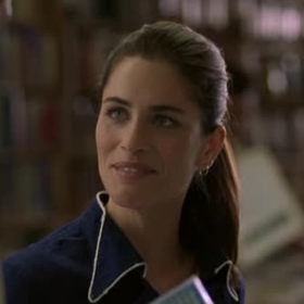 Olivera a extravagantní Emily spojí náhodný milostný románek, který prožijí na palubě letadla při cestě z Los Angeles do New Yorku.