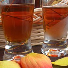 Caipinaberry

Suroviny:

4 odměrek (24 g) zeleného čaje Caipirinha

Několik střiků citronové nebo limetkové šťávy

Ananasová šťáva

Brusinková šťáva

Jablečná šťáva

Surový cukr / Led

Postup

Zalijte zelený čaj 300 ml 70°C vody (po uvaření nechat odstát 8-10 minut) a nechte louhovat 2 minuty. Slijte čaj přes sítko do nádoby naplněné ledem a doplňte objem na 1l. Smíchejte s ovocnými šťávami a oslaďte tento longdrink podle chuti surovým cukrem / třtinovým