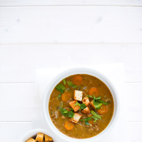 Čočková polévka

Suroviny:

1	stroužek česneku		
1	cibule		
1	mrkev		
2	řapíky celeru		
2	lžíce olivového oleje		
1-1/2	hrnku čočky		
1-1/2	lžičky sušeného tymiánu		
1	lžička sušeného oregana		
1	lžička sladké papriky		
1	kostka zeleninového bujonu		
sůl		
pepř		
hladkolistá petrželka		
housky

Postup:

Nejdřív si připravím zeleninu. Česnek a cibuli nasekám nadrobno, mrkev mám ráda na kolečka a řapíkatý celer na silnější půlkolečka. Když mám jarní mrkev, ani ji neloupu, jen ji vydrhnu kartáčkem.

V hrnci se silným dnem rozpálím olej a opeču na něm dosklovata cibuli, pak přidám česnek a zeleninu a ještě asi minutu opékám. Sotva lehce zezlátne, zaliju zeleninu osmi hrnečky vody a přidám sůl a čerstvě namletý pepř

Přebranou čočku vsypu k zelenině. Přidám koření a když se voda začne vařit, i zeleninovou kostku. Stáhnu plamen a vařím zhruba hodinu.

Polévku ničím nezahušťuji, jen ji částečně rozmixuji tyčovým mixérem, aby ‚zhoustla‘. Teprve pak podle chuti osolím. Polévku nandám do talířů a ozdobím petrželkou. Vedle v misce mám přichystané na másle pečené houstičky.