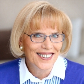  V mládí pracovala jako dělnice v továrně. Po absolvování střední školy šla studovat do Prahy Akademii muzických umění.